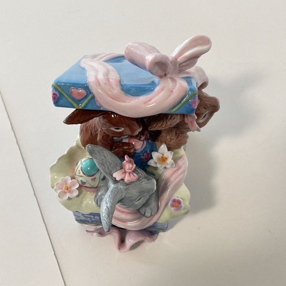 CWC Porcelain Box Easter Bunnies & Eggs Hinged Keepsake Hand Painted Home Decor - Picture 12 of 16